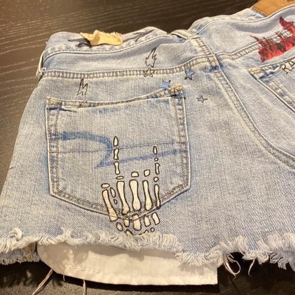 American Eagle Vintage Painted Distressed Denim Shorts; button fly; size 4 - Picture 7 of 11